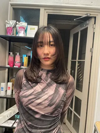 セミロング ミルクティー× グレージュMOMOのヘアスタイル