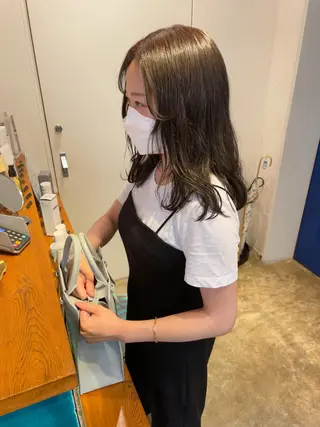 セミロング カラー MIOベージュカラー 柔らかいカラーのヘアスタイル