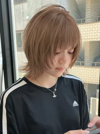 ミディアム カラー イツク ⚡️ ルーツ/ハイトーンのヘアスタイル