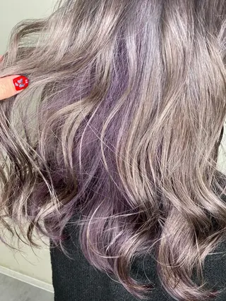 セミロング カラー ネイル mana 暖色カラーカットのヘアスタイル
