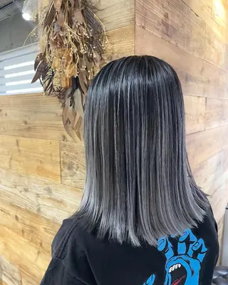 ショート 白髪ぼかしハイライト バレイヤージュヤマトのヘアスタイル