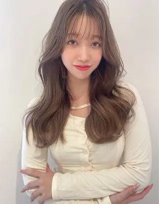 ロング レイヤーカット、 大人可愛い　中村美羅のヘアスタイル