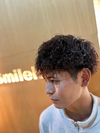 ショート フェードとパーマ特化 小池 魔裟斗のヘアスタイル