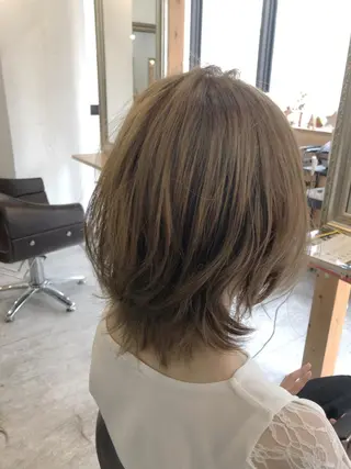 ミディアム 艶髪/ハイトーン Sherryのヘアスタイル