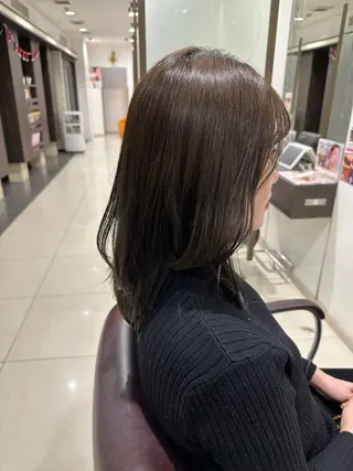 ミディアム レイヤー 艶々カラーのヘアスタイル