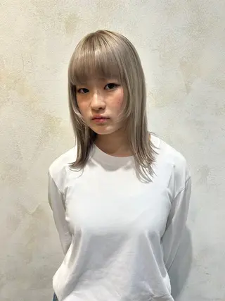 ミディアム カラー 角田 桃香のヘアスタイル