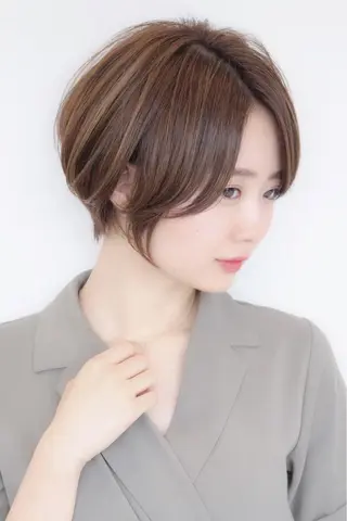 ショート 鮮やかカラーと艶髪 美容師を目指すモリーのヘアスタイル