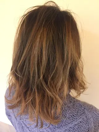 ミディアム カラー 加藤 綾華のヘアスタイル