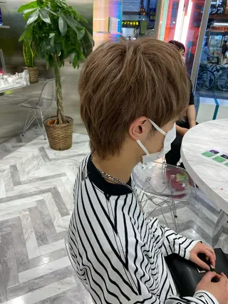 ショート 透け感ベージュ ／ミハルのヘアスタイル