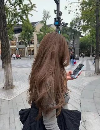 ロング ✨ブリーチなしカラー グレージュSHUTOのヘアスタイル