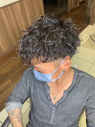 ショート パーマ メンズ 本島 大生のヘアスタイル