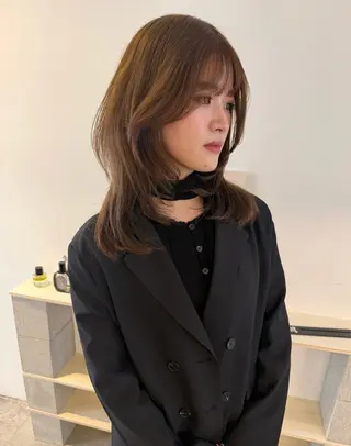 ミディアム カラー MIU/ルーツカラー 顔まわりレイヤーのヘアスタイル