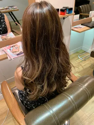 ロング カラー ツキダテ ユイのヘアスタイル