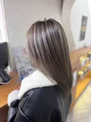 セミロング カラー ベルグロー アルファのヘアスタイル