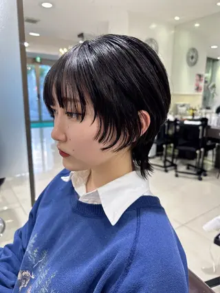 ショート レイヤー 艶々カラーのヘアスタイル