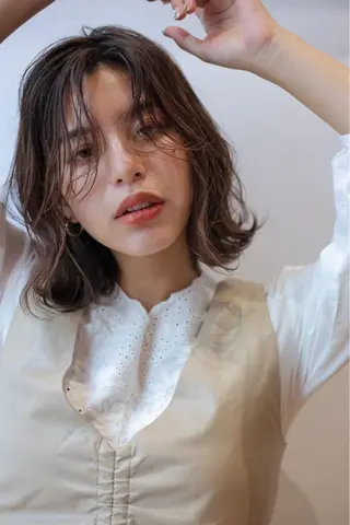 ミディアム & kuのヘアスタイル