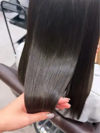 セミロング ニシカワ ユズミのヘアスタイル