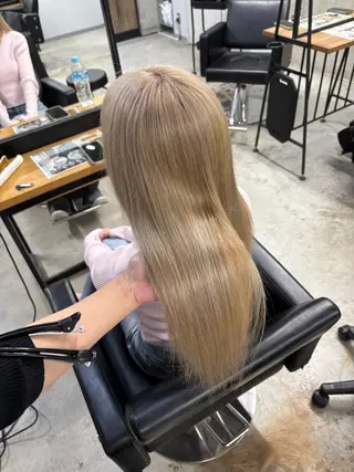 ロング カラー noa 寒色系カラーブリーチのヘアスタイル