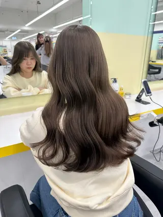 カラー ブリーチ縮毛矯正加藤 赤み無し透明感ヘアのヘアスタイル