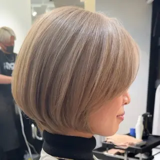 ショート カラー 藤川 明英里のヘアスタイル