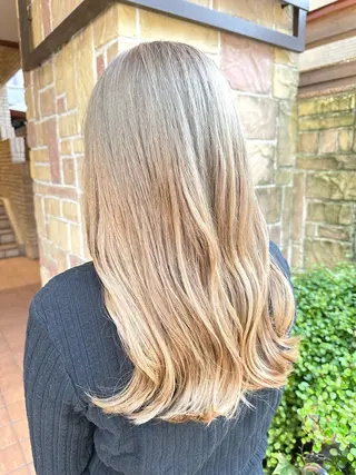 ロング カラー 西出 茉燦のヘアスタイル
