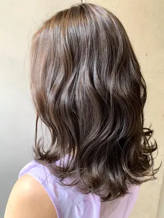 ミディアム カラー ハイライトが 得意なニキです😊のヘアスタイル