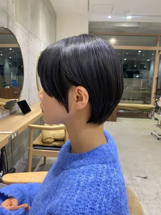 ショート fumi🪞血色感 アップ艶カラーのヘアスタイル
