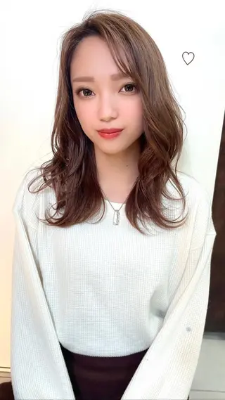 セミロング レイヤーカット✖️ 柔らかベージュカラーのヘアスタイル