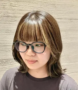 ミディアム カラー サキ🤍ハイトーン 🩰くびれ巻きヘアのヘアスタイル