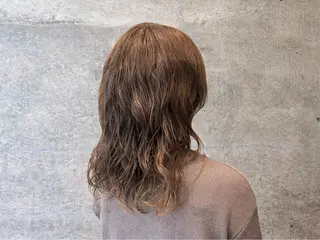 セミロング カラー パーマ 蓮見  友里のヘアスタイル