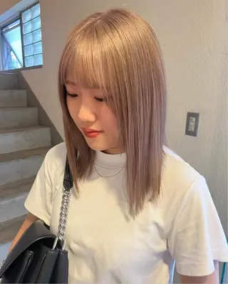 ミディアム momo/ ハイトーン/ベージュのヘアスタイル