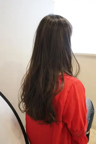 ロング 岩間 祐佳のヘアスタイル