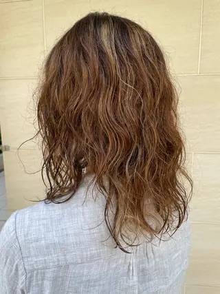 セミロング パーマ 透明感/ハイトーン ／レッドカラー🍓のヘアスタイル