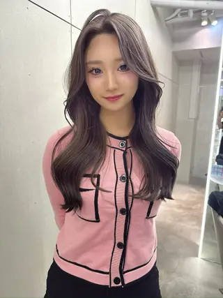 ロング カラー GEM YURI ハイトーンカラーのヘアスタイル