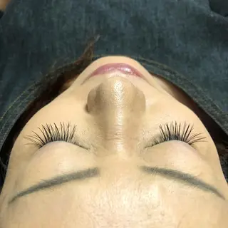 マツエク・マツパ レイヤーカット✖️ 柔らかベージュカラーのヘアスタイル