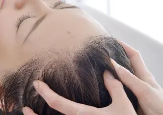 ミディアム 田中 真理のヘアスタイル