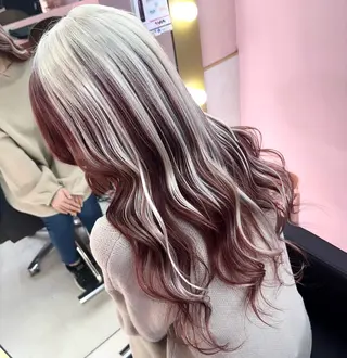 ロング 2次元カラー/ ブリーチMANATOのヘアスタイル