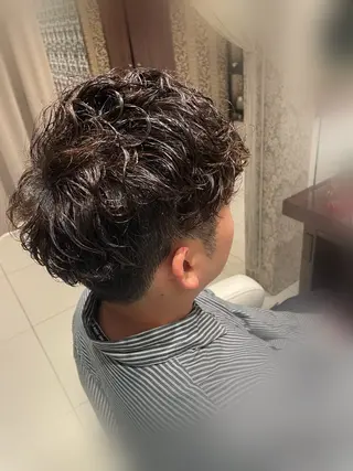 ショート パーマ メンズ 岡田 駿也のヘアスタイル