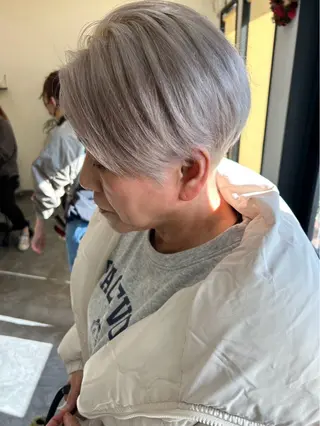 ショート ミルクティーベージュ 近鉄奈良駅　向田のヘアスタイル