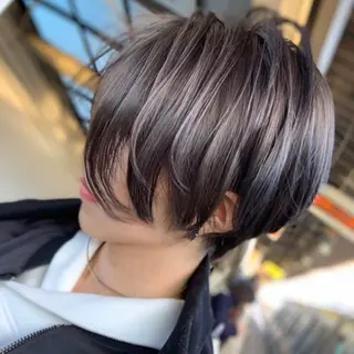 ショート カラー 金島 青のヘアスタイル