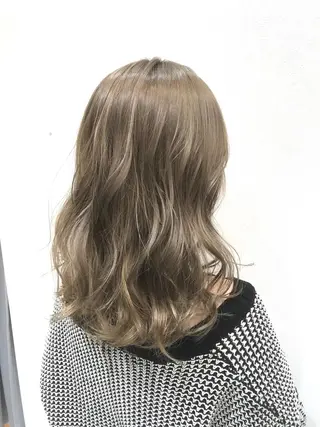 セミロング ブリーチカラー☆ 再生トリートメントのヘアスタイル