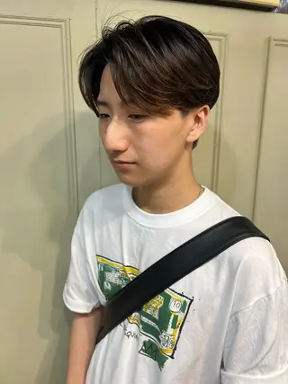 ミディアム パーマ メンズ メンズ職人/センター パート/富沢真斗のヘアスタイル