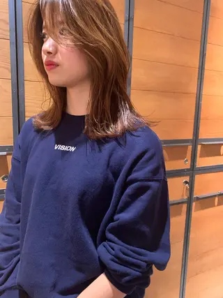 セミロング SAKINO. ベージュカラーのヘアスタイル