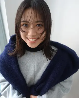 ミディアム カラー 💓パーマ，💗 レイヤーカットのヘアスタイル