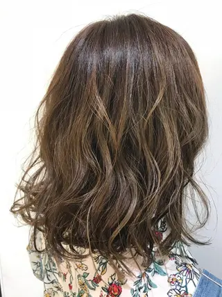 ミディアム カラー 清藤綾/脱白髪染め 白髪ぼかしハイライトのヘアスタイル
