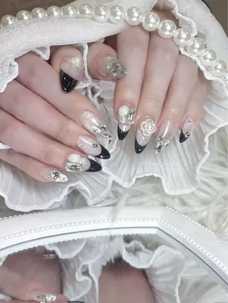 ネイル yuchi🎀 ちゅるん/キラキラのネイルデザイン