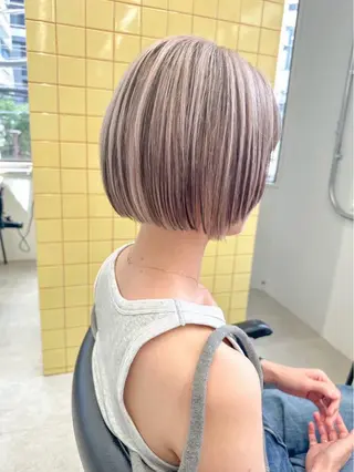 ショート Hug👩🏼‍🦱 ハイトーンボブのヘアスタイル