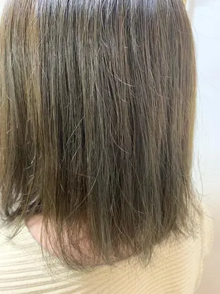 ショート 鮮やかカラーと艶髪 美容師を目指すモリーのヘアスタイル