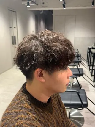 ショート カラー パーマ メンズ 【シャドウパーマ センターパート】義心のヘアスタイル