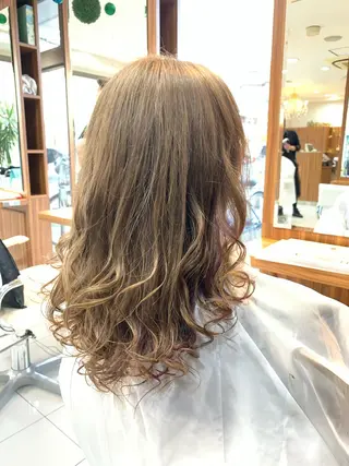 セミロング カラー パーマ 白髪ぼかしハイライト 柳川拓哉のヘアスタイル